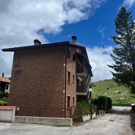 Su Due Piani A Rovere *